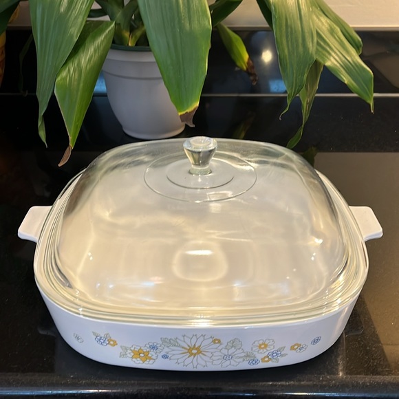 "Floral Bouquet" - 2.5L / 2.5 QT Square Casserole with Dome Lid by CORNING - Picture 3 of 9